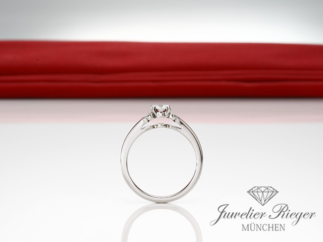 https://juwelen4you.de/ebay/cartier/schmuck/ringe/solitaer/platin/ballerine/0,41ct/IMG_0029.JPG