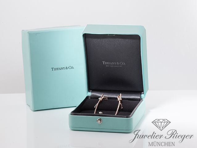 https://juwelen4you.de/ebay/tiffany&co/schmuck/ohrringe/knot/rg/dia/0,31ct./box-3057A.jpg
